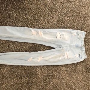 I’m selling a pair of cute ripped Tinseltown jeans